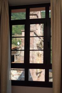 Tuña卡萨皮伯餐厅酒店的窗户享有从窗户看到的废墟景色