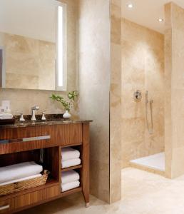 基拉尼阿多伽海茨温泉酒店的一间带水槽和淋浴的浴室