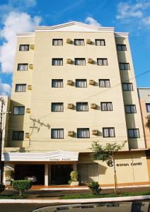 沙佩科Eston Hotel - LOCALIZAÇÃO CENTRAL PRIVILEGIADA -PET FRIENDLY的一座大型建筑的侧面设有窗户