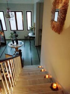 圣克鲁斯-德特内里费Casa Kilig的走廊上设有墙上蜡烛的楼梯