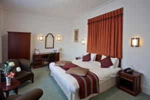 特伦特河畔斯托克北斯塔福德酒店的酒店客房配有两张床和一张书桌
