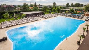 普洛耶什蒂天蓝温泉酒店的享有酒店游泳池的顶部景色