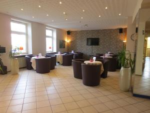 施泰因-埃伯恩堡地区巴特明斯特克朗酒店的一间在房间内配有桌椅的餐厅