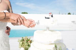 Appignano秘密酒馆乡村民宿的一位新娘和新郎在海滩上剪下他们的婚饼