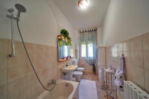 阿巴迪亚拉里亚纳Casa della nonna的带浴缸、卫生间和盥洗盆的浴室