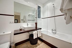 巴塞罗那人居艺术公寓的白色的浴室设有水槽和淋浴。