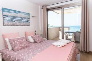 帕尔马海滩海豚公寓酒店的一间卧室设有一张床,享有海景