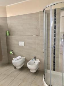 瓦斯托科琳娜度假酒店的浴室配有卫生间、盥洗盆和淋浴。