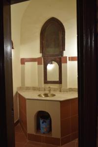 Al Qaşr森达沙漠度假酒店的一间带水槽和镜子的浴室