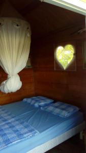 圣弗朗索瓦CABANE au Soleil by的船舱内的一张床位,设有心窗