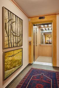 科瓦拉因巴迪亚卡琳加尼公寓的走廊上设有一扇带地毯和绘画的大门