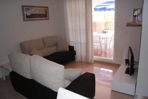 Costa Ballena Cómodo Bajo con Piscina, Patio y 3 Dormitorios Parking free的休息区