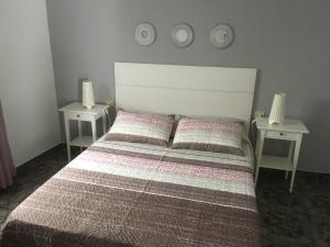 奥尔索拉Orzola mar y relax的一间卧室配有一张带2个床头柜的大床