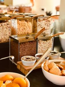 塞尔瓦迪加尔代纳山谷巡回酒店的展示桌子上不同种类的食物
