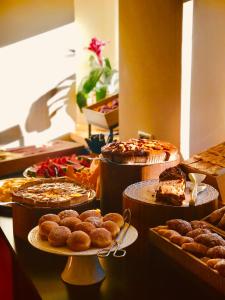 塞尔瓦迪加尔代纳山谷巡回酒店的自助餐,包括许多不同类型的糕点和馅饼