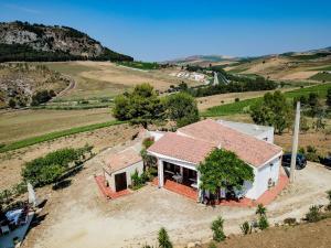 卡拉塔菲米Helimos Bed&Breakfast Segesta Temple-Castellammare的田野房屋的空中景观