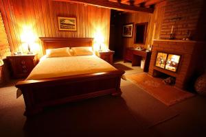 奥塔瓦洛普尔托拉格乡间度假村的一间卧室配有一张带两个灯的床铺