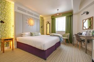 诺里奇梅斯海德酒店的配有一张床和一张书桌的酒店客房