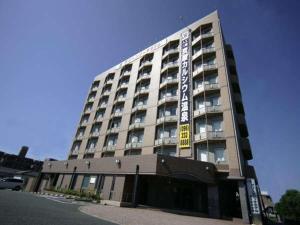 菊池市Green Rich Hotel Aso Kumamoto Airport (Artificial hot spring Futamata Yunohana)的一座大建筑的侧面有标志