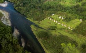 Navunikambi纳莫希生态山林小屋 的河流和房屋的空中景致