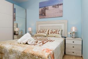 索佩拉纳bluehousesopela的一间卧室设有一张大床和两个床头柜