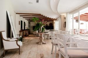 拉斯特拉纳斯萨巴利姆萨马纳酒店的用餐室配有白色的桌子和白色的椅子