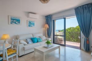 卡拉德米哈斯Beach Apartment Las Acacias Torrenueva的带沙发的客厅和阳台