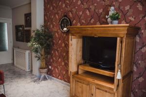 特鲁希略APARTAMENTO FRANCISCO PIZARRO的客厅配有木柜上的电视