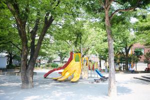 Ueno Residence Hotel Matsumoto的儿童游玩区
