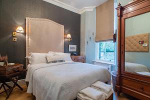 圣安德鲁斯Beautiful Property In A Fantastic Location的一间卧室设有一张大床和一个窗户。