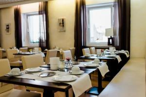雷根斯堡威登霍夫酒店的用餐室设有桌椅和窗户。