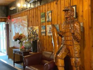 坎贝尔河Campbell River Lodge的坐在沙发间的人的雕像