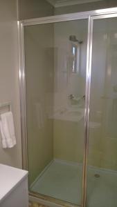 堪培拉堪培拉卡罗特尔汽车旅馆的一间带玻璃淋浴间和水槽的浴室