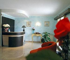 蒙特普齐亚诺伊都耶奇尼酒店的一间设有蓝色墙壁和一张书桌的大堂客房