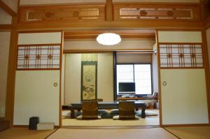 福井Auberge Fujii Fermier的一间设有两扇门的房间,里面配有电视