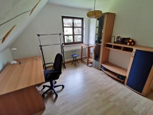 WiefelstedeKucks-Ferienwohnung的办公室,办公室里配有桌子和椅子
