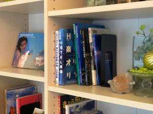 埼玉市岩槻休闲住宿情趣酒店（仅限成人）的书架上装满了书