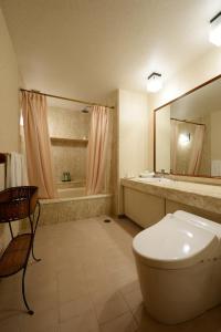滨松滨松协和酒店的浴室配有卫生间、盥洗盆和浴缸。