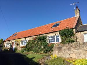 查希尔Birdsong Cottage Bed and Breakfast的一座带橙色屋顶的古老房子