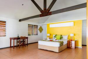 劳托卡Belo Vula Island Resort Limited的一间卧室配有一张床和一张书桌