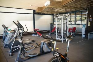 埃尔佩雷略奥利威尔斯欧特斯酒店的健身房设有数辆有氧自行车和健身器材
