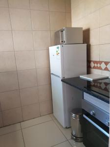 比勒陀利亚LANGA 'S COZY GUESTHOUSE的厨房配有白色冰箱和台面