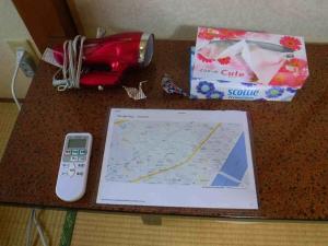 广岛广岛日式旅馆的一张带有地图和遥控器的桌子