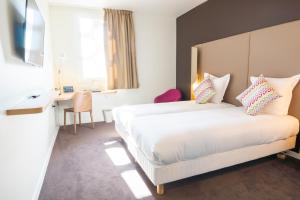 蒙彼利埃Hotel Campanile Montpellier Centre St Roch的配有一张床和一张书桌的酒店客房