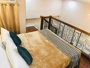 马尼拉城市旅行者酒店的一间卧室配有一张带木制床头板的床