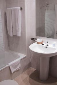 阿尔科斯-德拉弗龙特拉佩尼亚德阿科斯酒店的浴室配有盥洗盆、卫生间和浴缸。