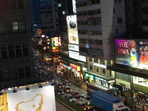 香港恒好宾馆的繁忙的城市街道,晚上有汽车和广告牌