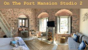伊兹拉On The Port Mansion Studio 2 Hydra的一间卧室设有一张床和一间客厅。