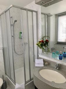 科隆科隆艺术酒店的带淋浴和盥洗盆的浴室