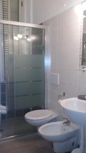 阿拉西奥Hotel San Giorgio的浴室配有卫生间、盥洗盆和淋浴。